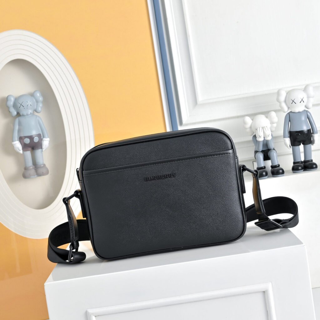 Burberry Sacoche noire minimaliste