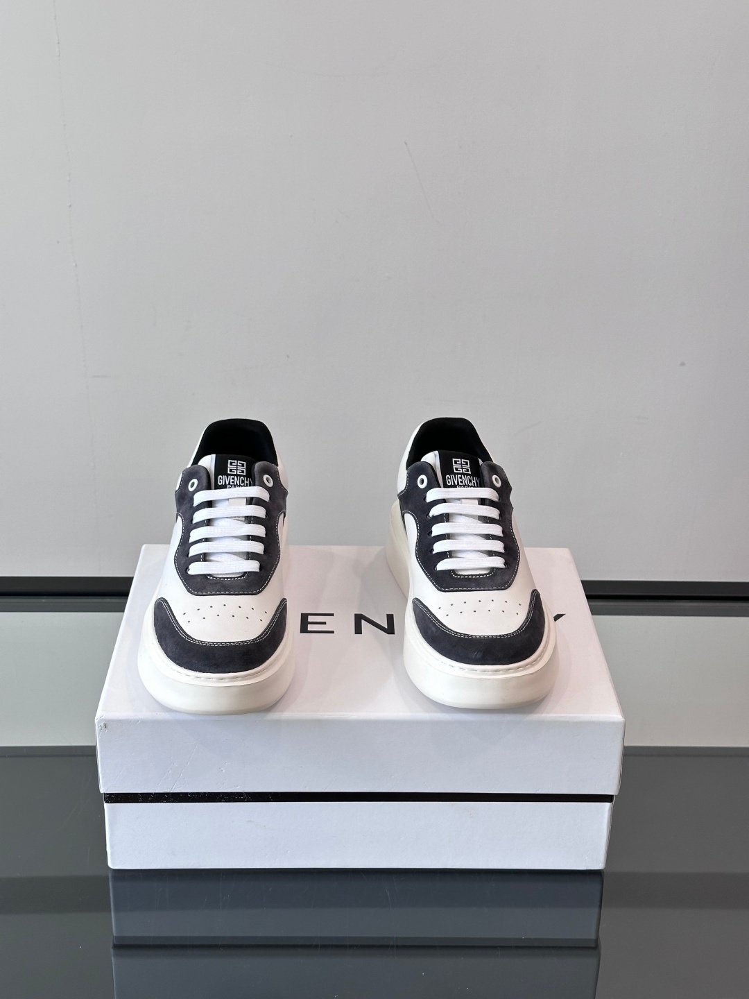 Givenchy Baskets basses 4G noir et blanc – Image 2