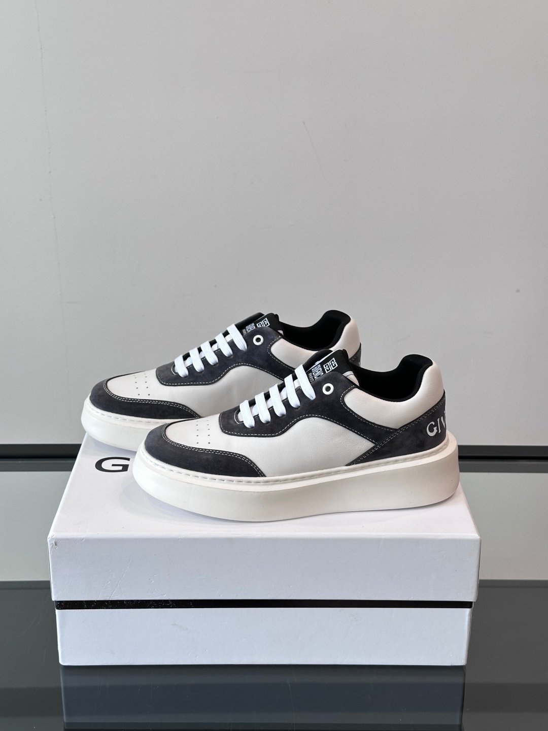 Givenchy Baskets basses 4G noir et blanc – Image 3