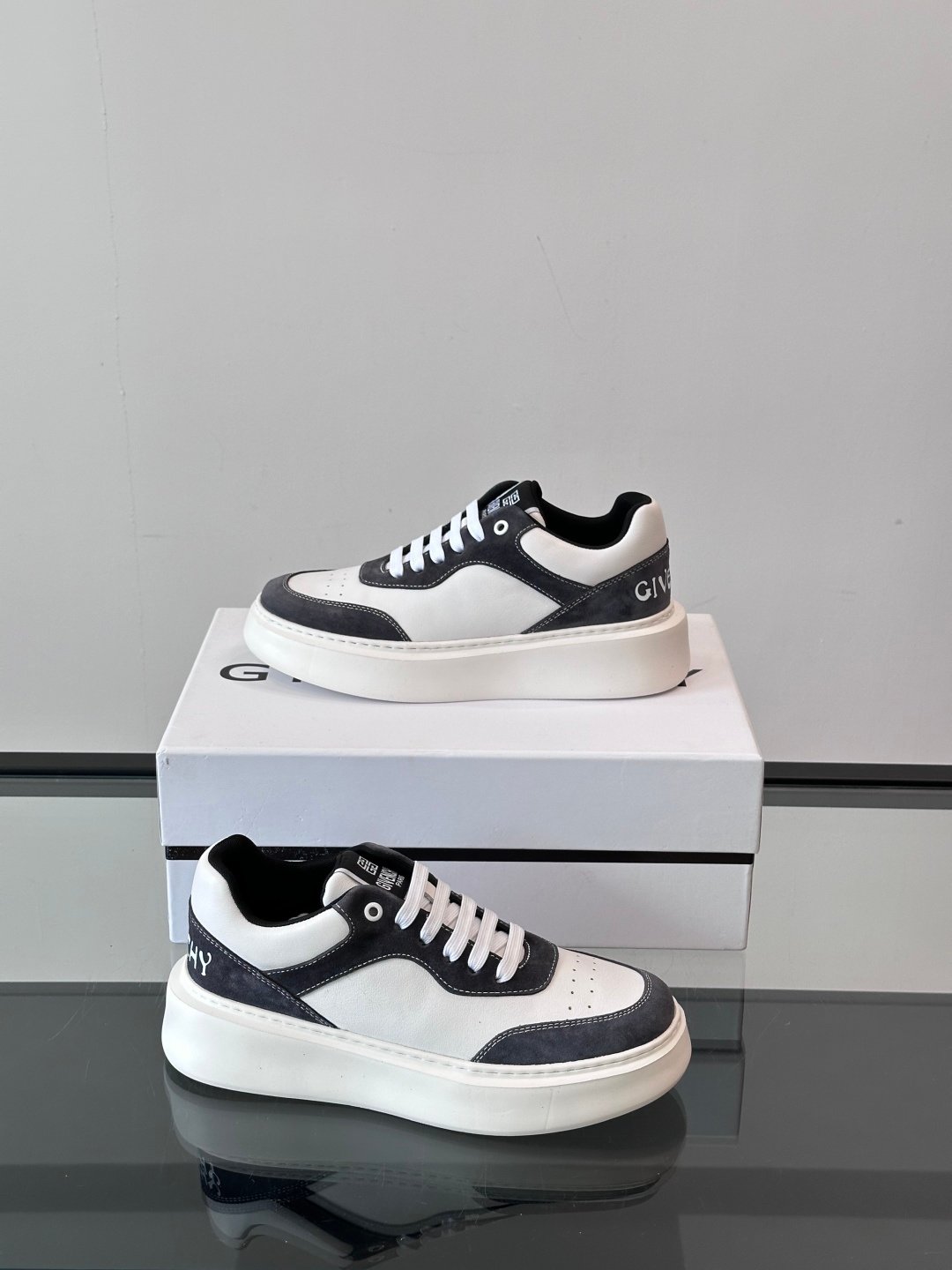 Givenchy Baskets basses 4G noir et blanc – Image 4