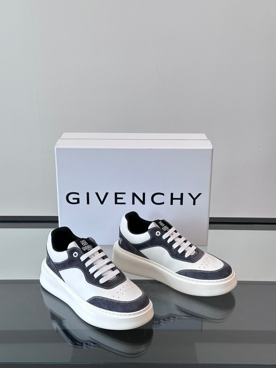 Givenchy Baskets basses 4G noir et blanc – Image 5