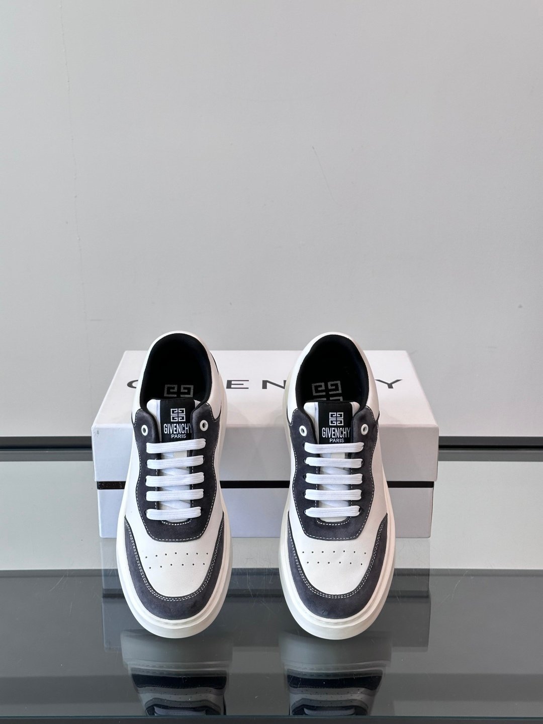 Givenchy Baskets basses 4G noir et blanc – Image 6