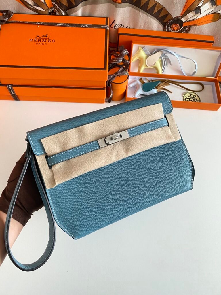 Hermès Kelly Messenger PM 27 × 19 × 10 cm – Bleu Ciel