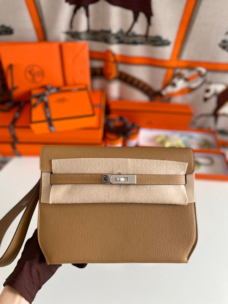 Hermès Kelly Messenger PM 27 × 19 × 10 cm – Gold / Camel