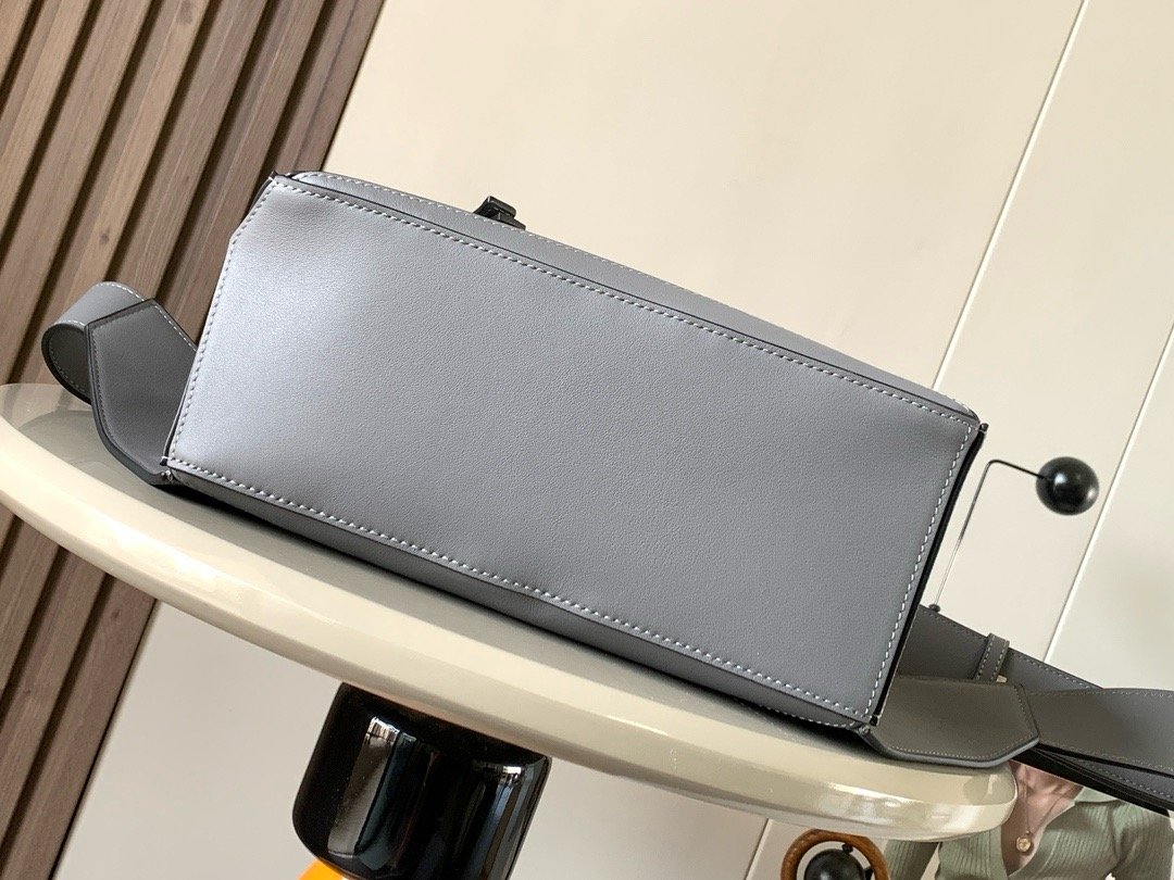 Loewe Small Puzzle Bumbag 24 × 16 × 10 cm – Gris – Image 4