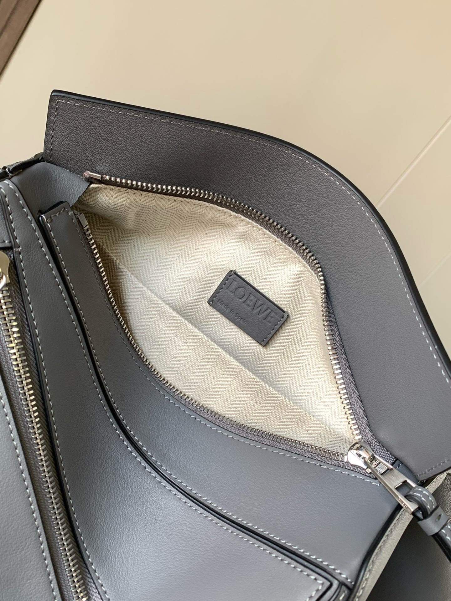 Loewe Small Puzzle Bumbag 24 × 16 × 10 cm – Gris – Image 8