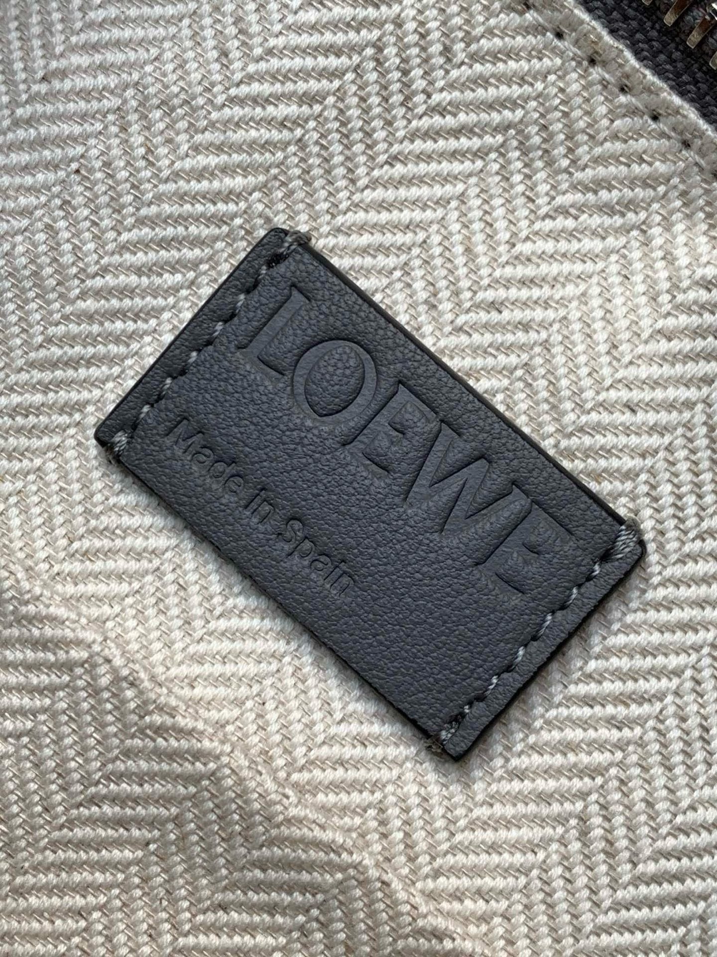 Loewe Small Puzzle Bumbag 24 × 16 × 10 cm – Gris – Image 9