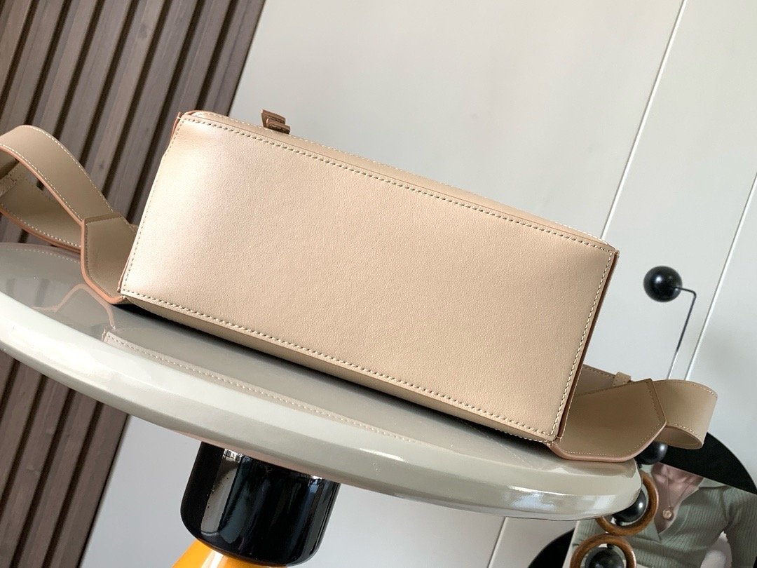 Loewe Small Puzzle Bumbag 24 × 16 × 10 cm – Sable / Beige – Image 3