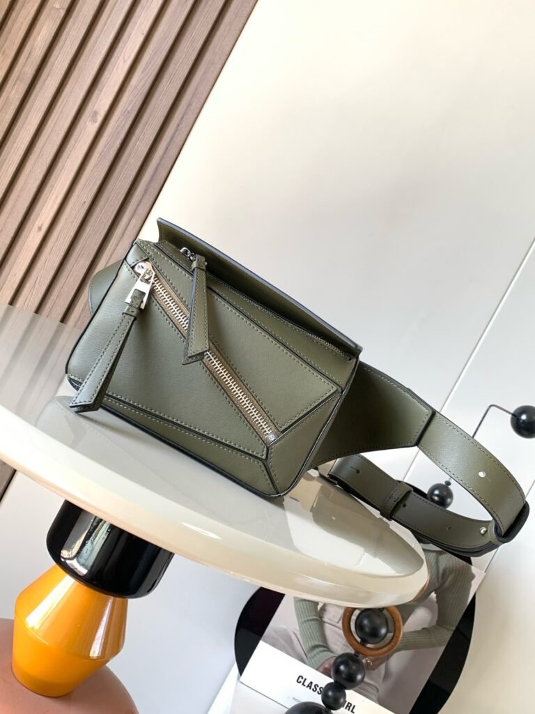Loewe Small Puzzle Bumbag 24 × 16 × 10 cm – Vert Kaki