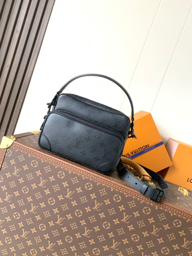 Louis Vuitton Alpha Messenger Monogram Shadow 26 × 17 × 5 cm – Noir