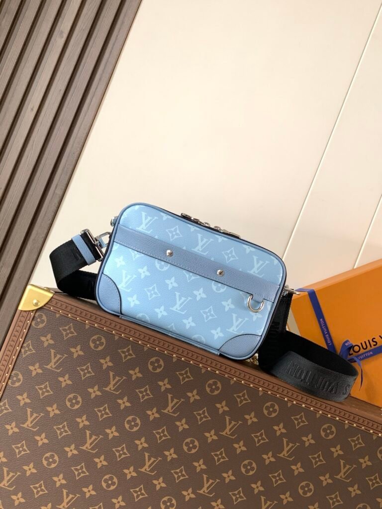 Louis Vuitton Alpha Messenger Taigarama 26 × 17 × 5 cm – Bleu Tropical