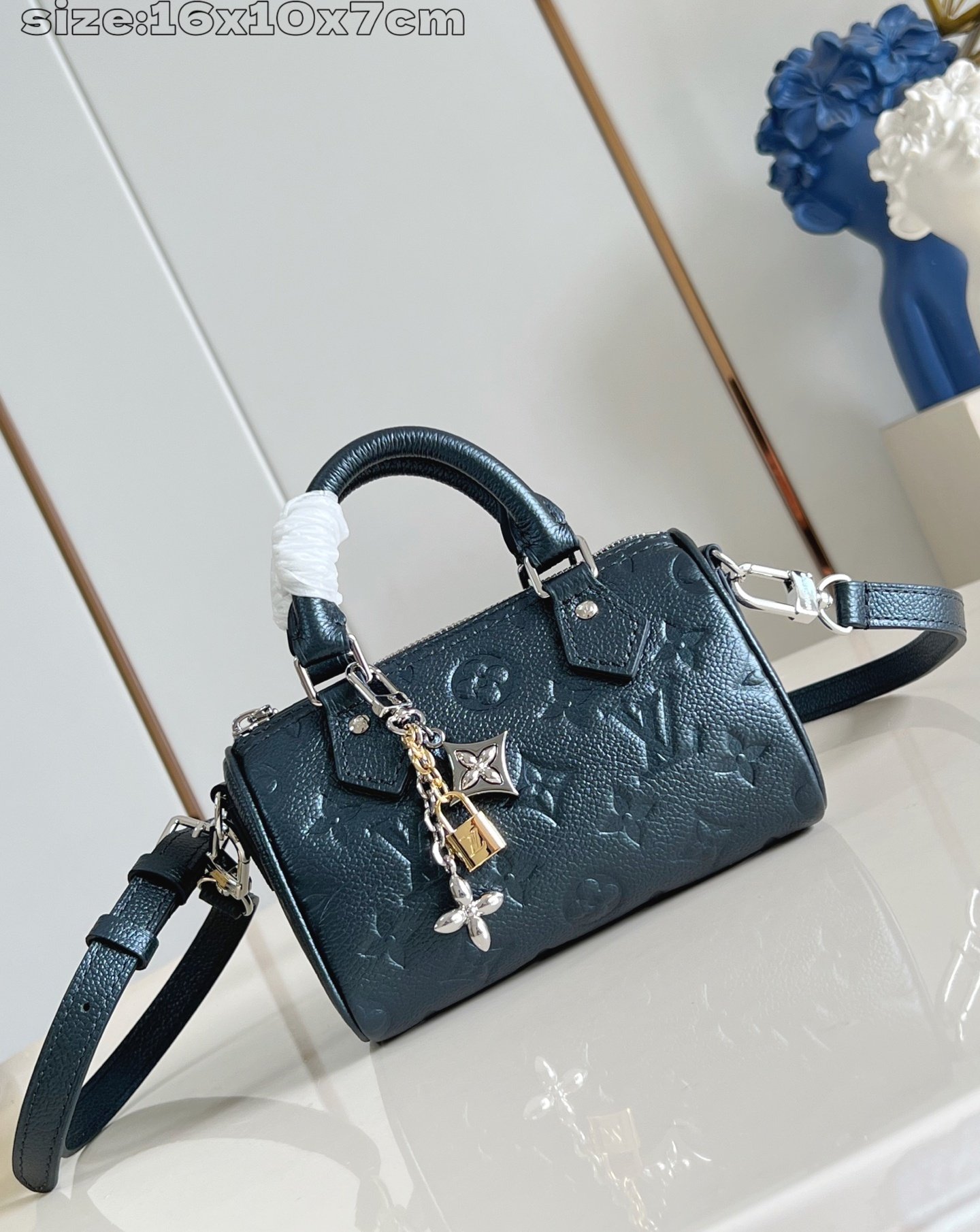Louis Vuitton Nano Speedy 16 × 10 × 7,5 cm – Bleu acier Monogram Empreinte