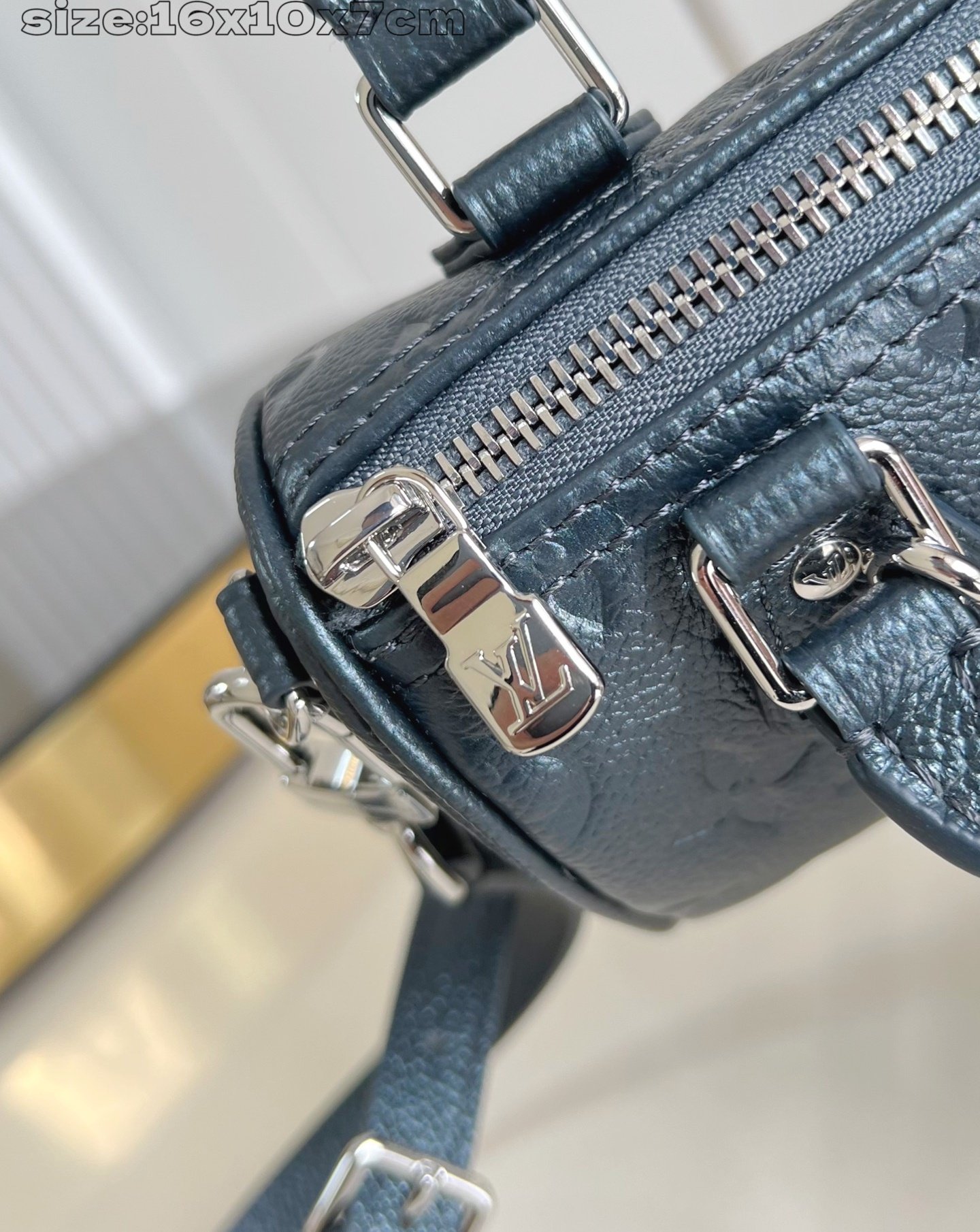 Louis Vuitton Nano Speedy 16 × 10 × 7,5 cm – Bleu acier Monogram Empreinte – Image 7