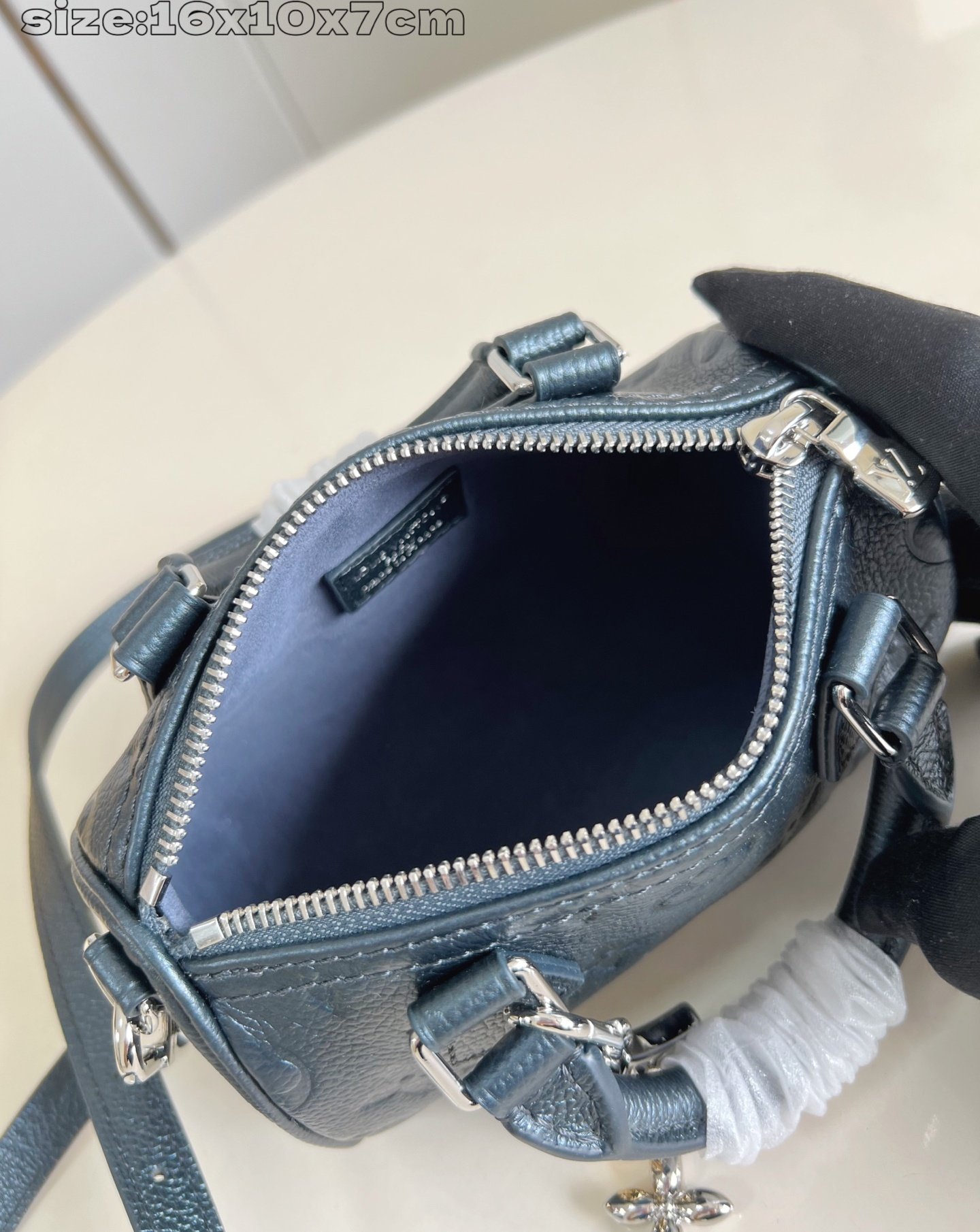 Louis Vuitton Nano Speedy 16 × 10 × 7,5 cm – Bleu acier Monogram Empreinte – Image 8