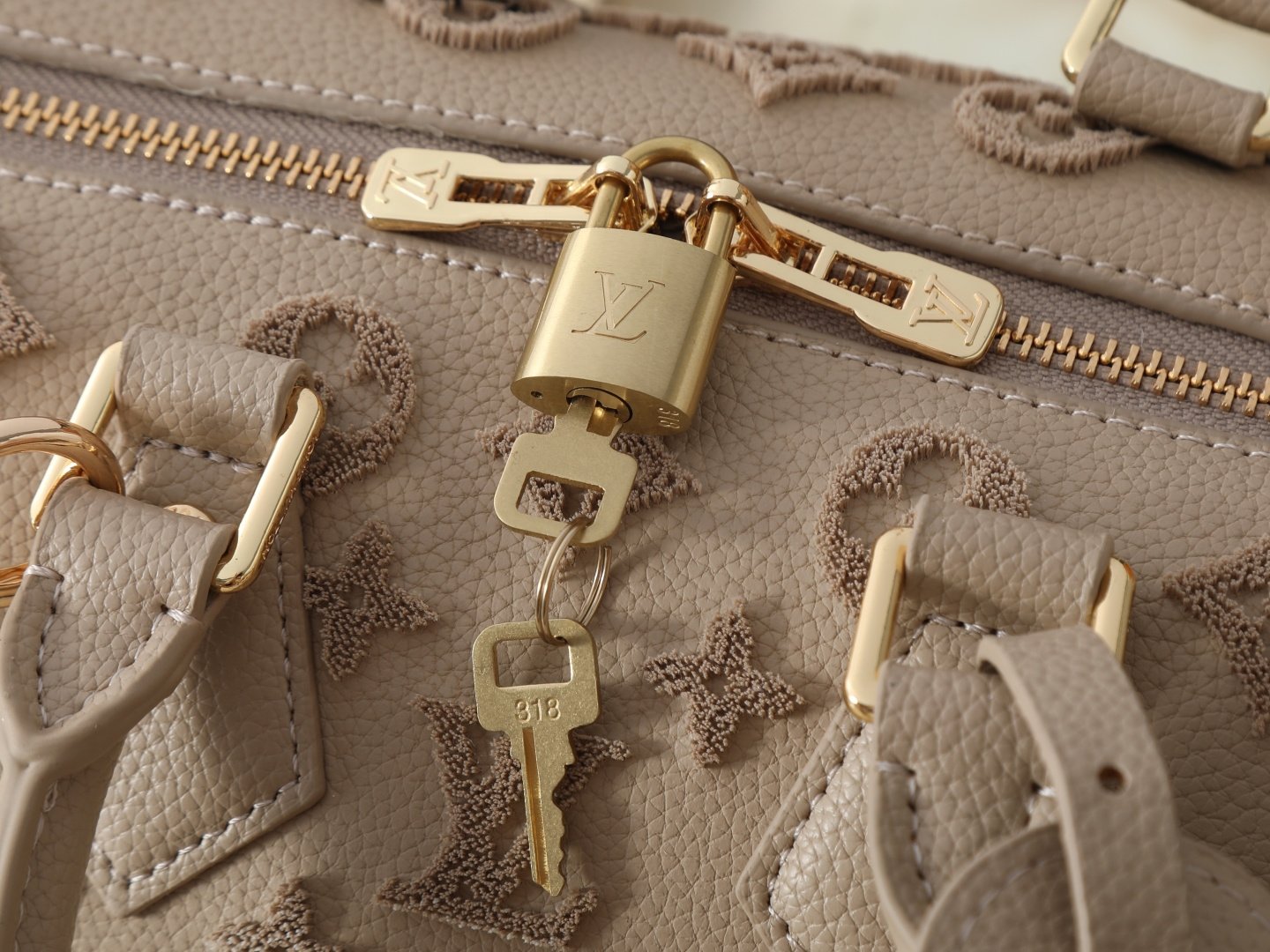 Louis Vuitton Speedy Bandoulière 20 20,5 × 13,5 × 12 cm – Taupe Monogram Empreinte – Image 5
