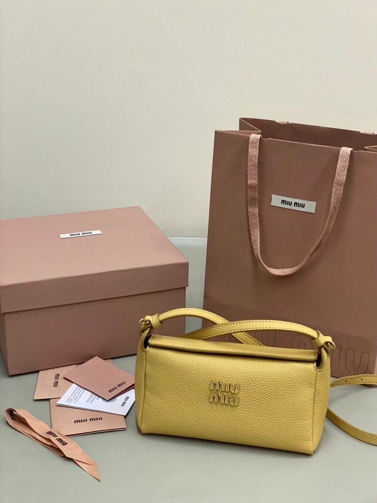 Miu Miu Sac bandoulière cuir coloris B002