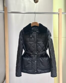 Moncler Doudoune matelassée à col en fourrure et ceinture