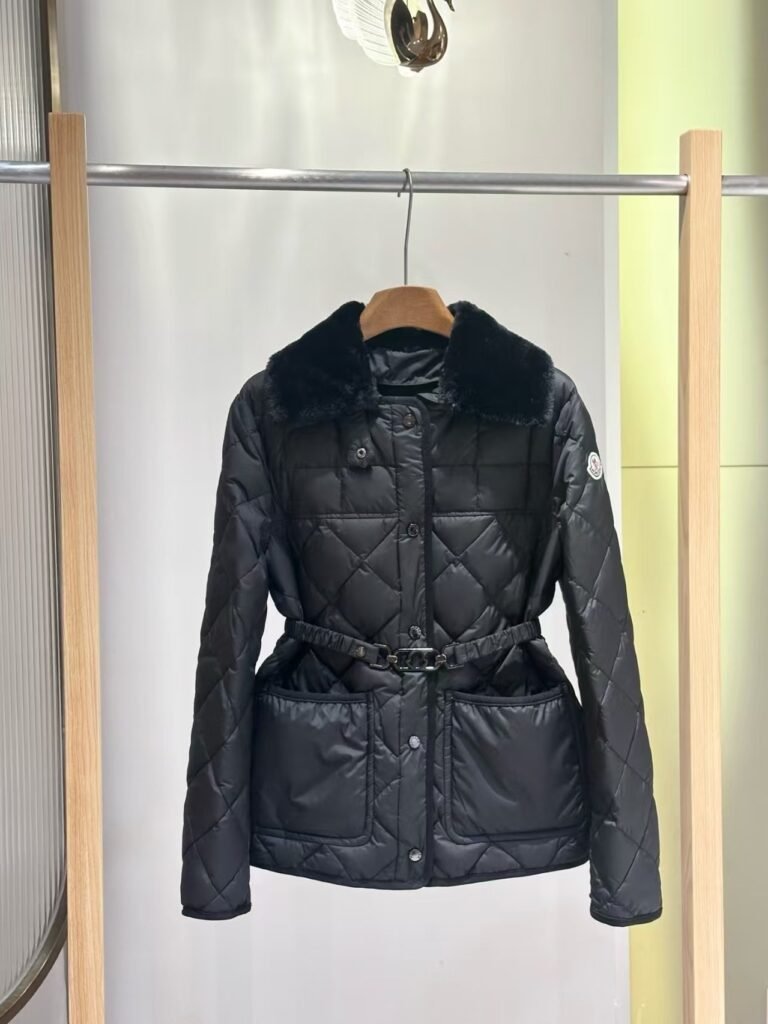 Moncler Doudoune matelassée à col en fourrure et ceinture
