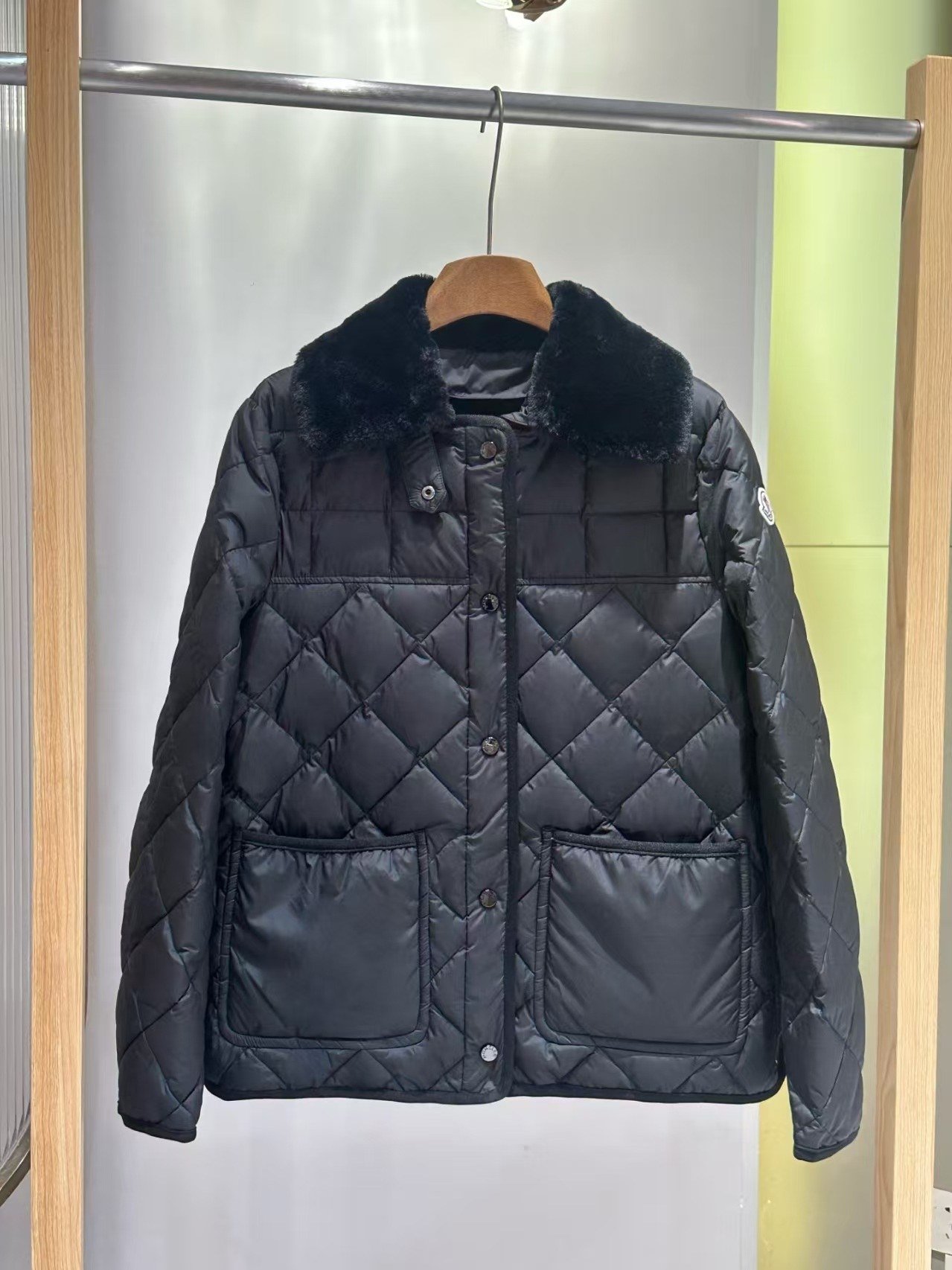 Moncler Doudoune matelassée à col en fourrure et ceinture
