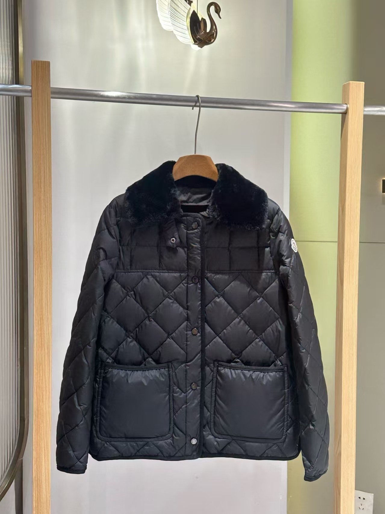 Moncler Doudoune matelassée à col en fourrure et ceinture
