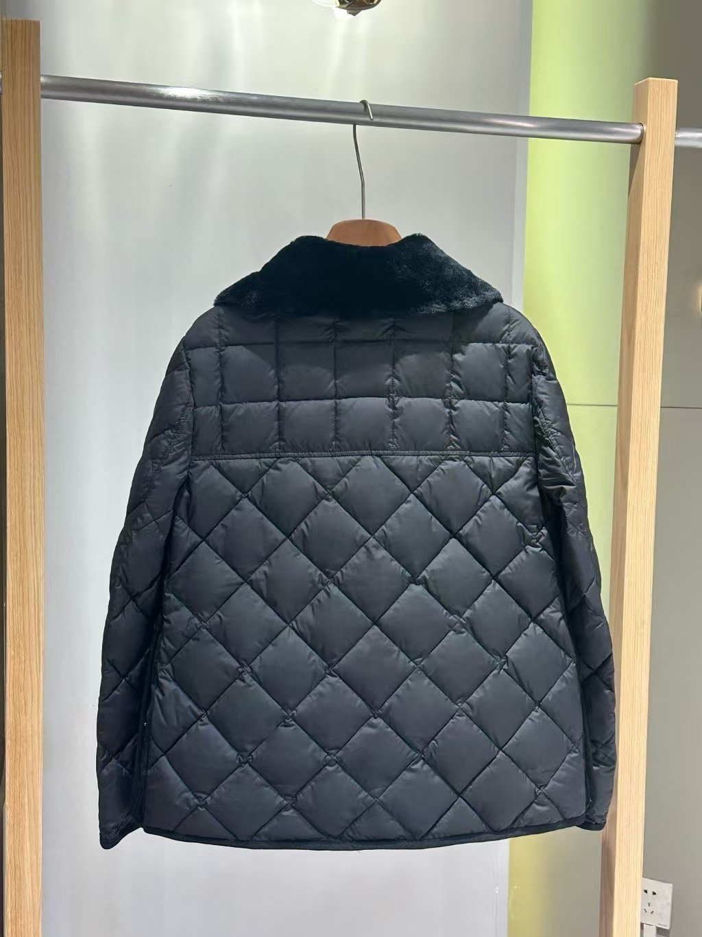 Moncler Doudoune matelassée à col en fourrure et ceinture