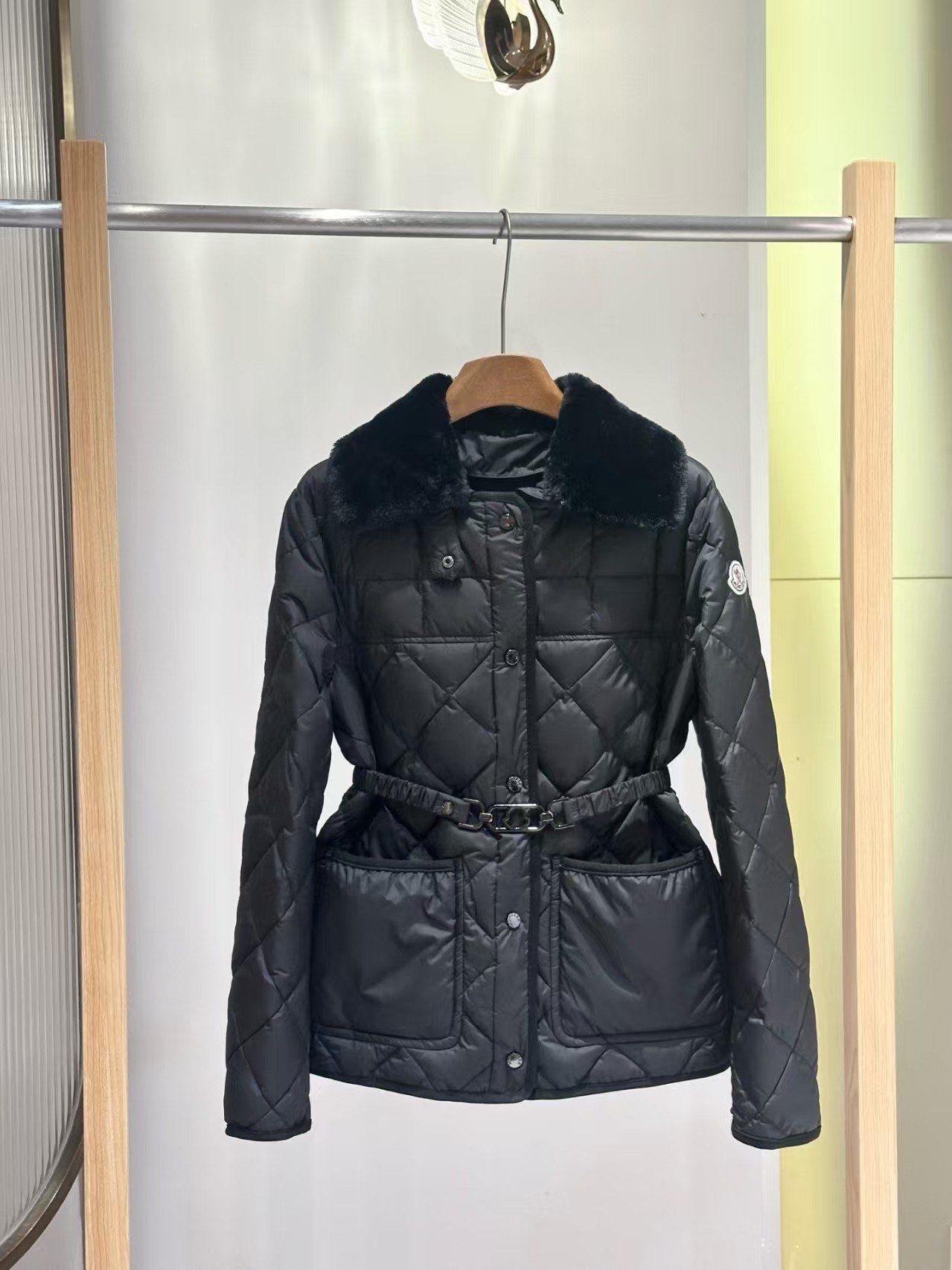 Moncler Doudoune matelassée à col en fourrure et ceinture
