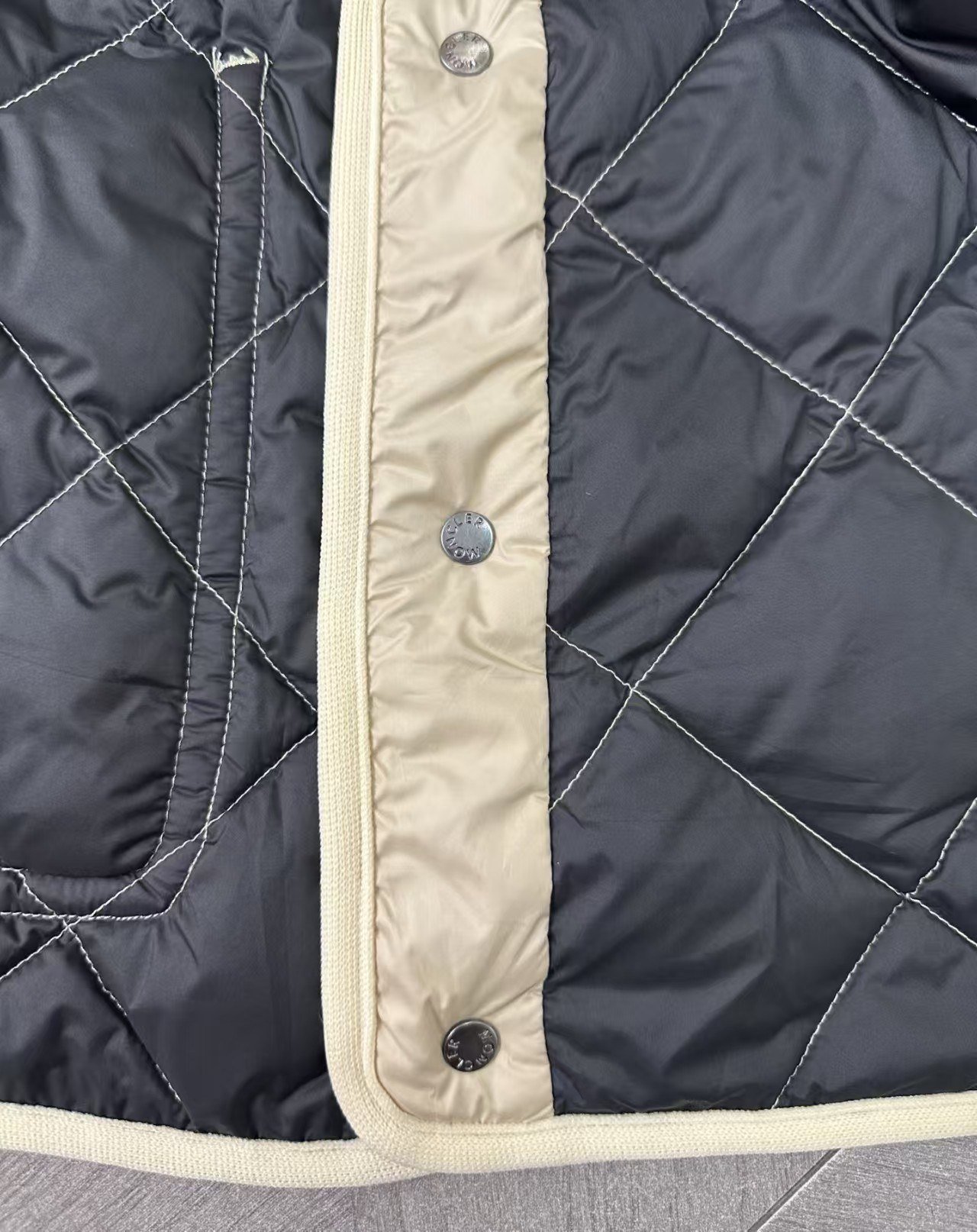 Moncler Doudoune matelassée à col en fourrure et ceinture