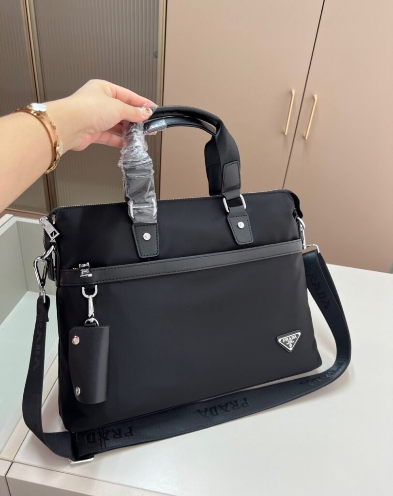 Prada Briefcase Re-Nylon et cuir Saffiano 38 × 28 × 6,5 cm – Noir