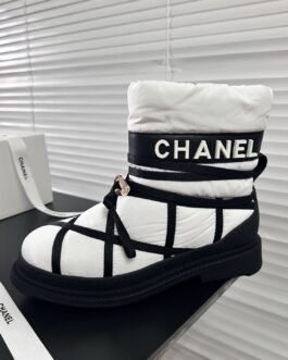 Chanel Bottes de Neige Matelassées à Sangles Blanc / Noir