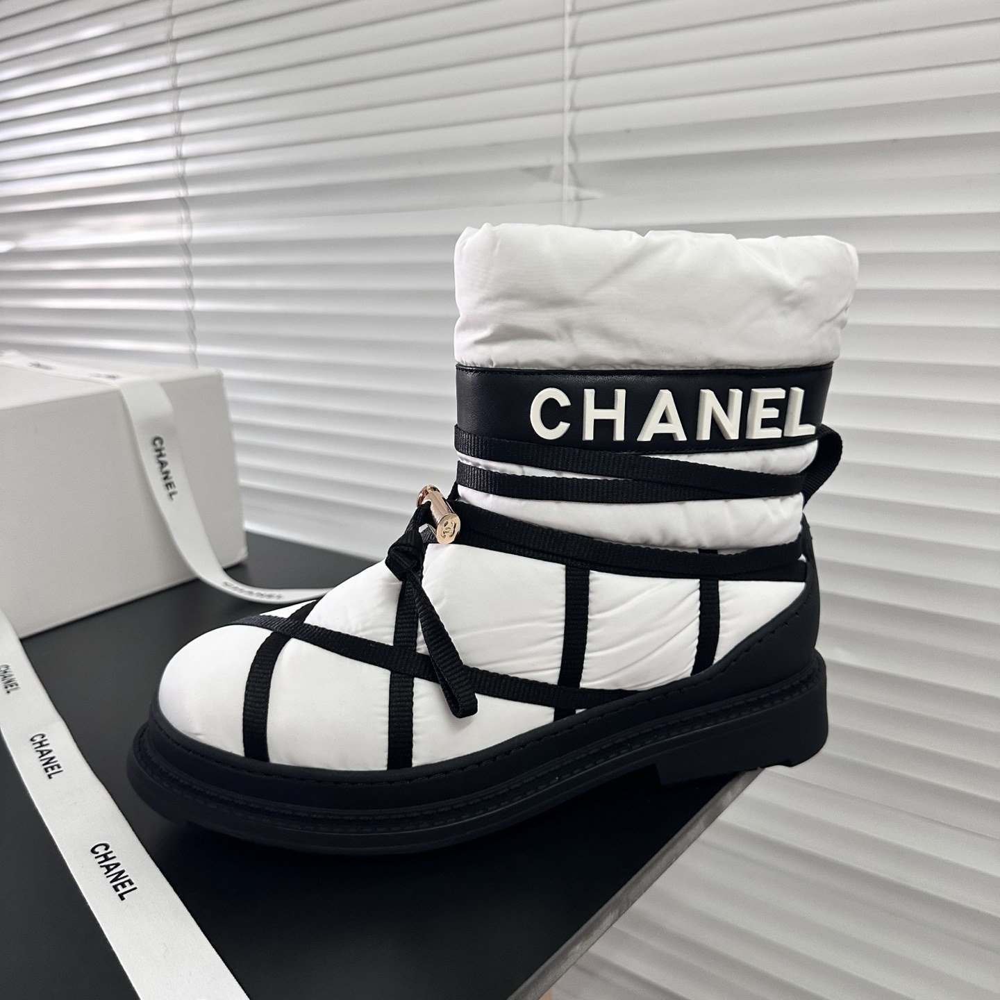 Chanel Bottes de Neige Matelassées à Sangles Blanc / Noir