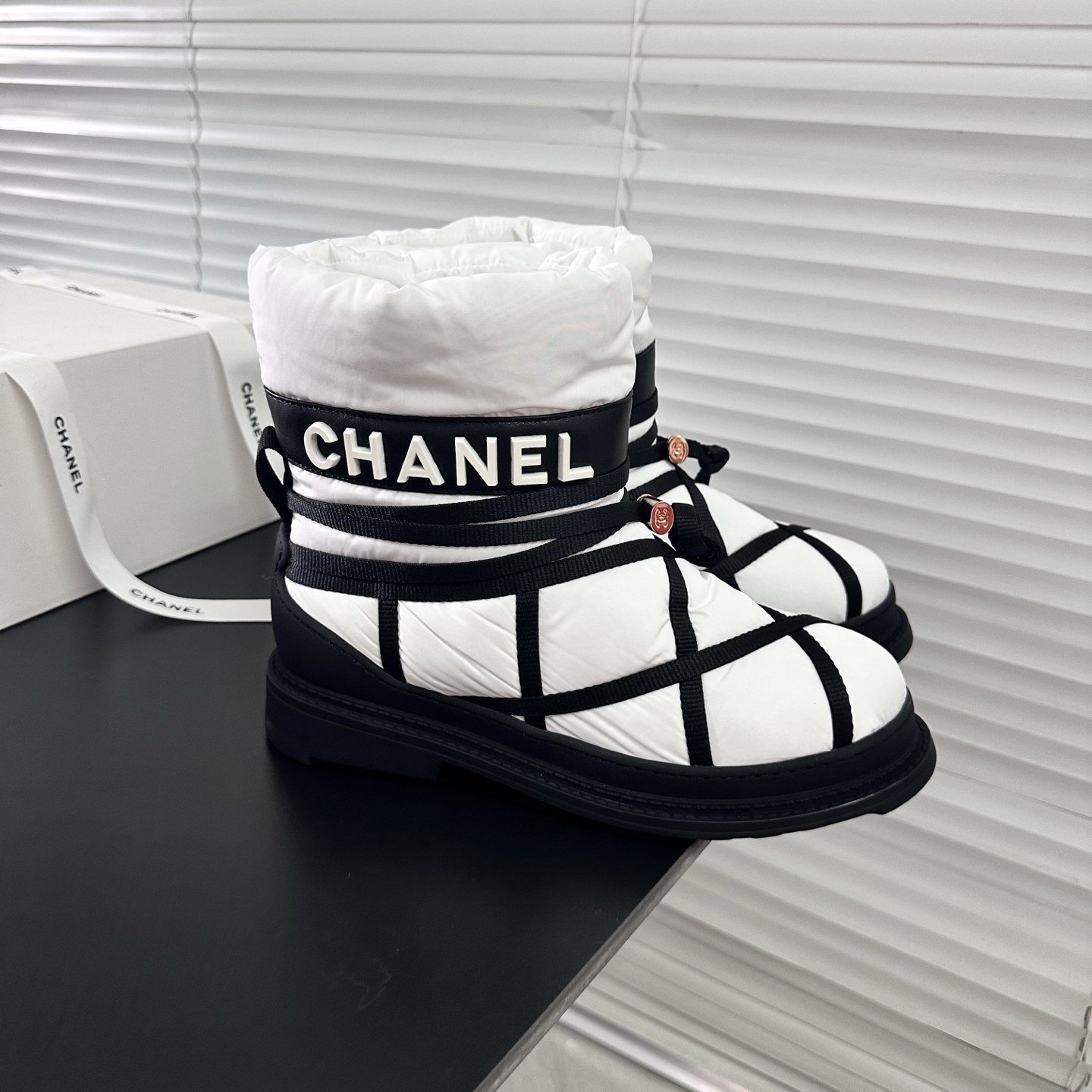 Chanel Bottes de Neige Matelassées à Sangles Blanc / Noir