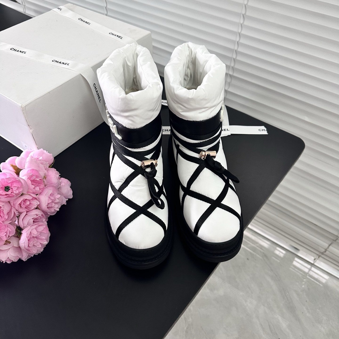 Chanel Bottes de Neige Matelassées à Sangles Blanc / Noir