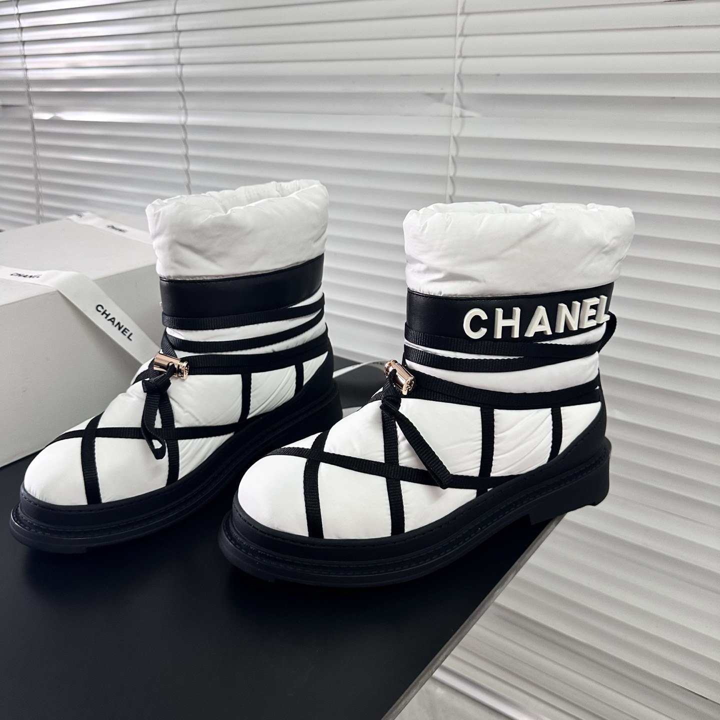 Chanel Bottes de Neige Matelassées à Sangles Blanc / Noir