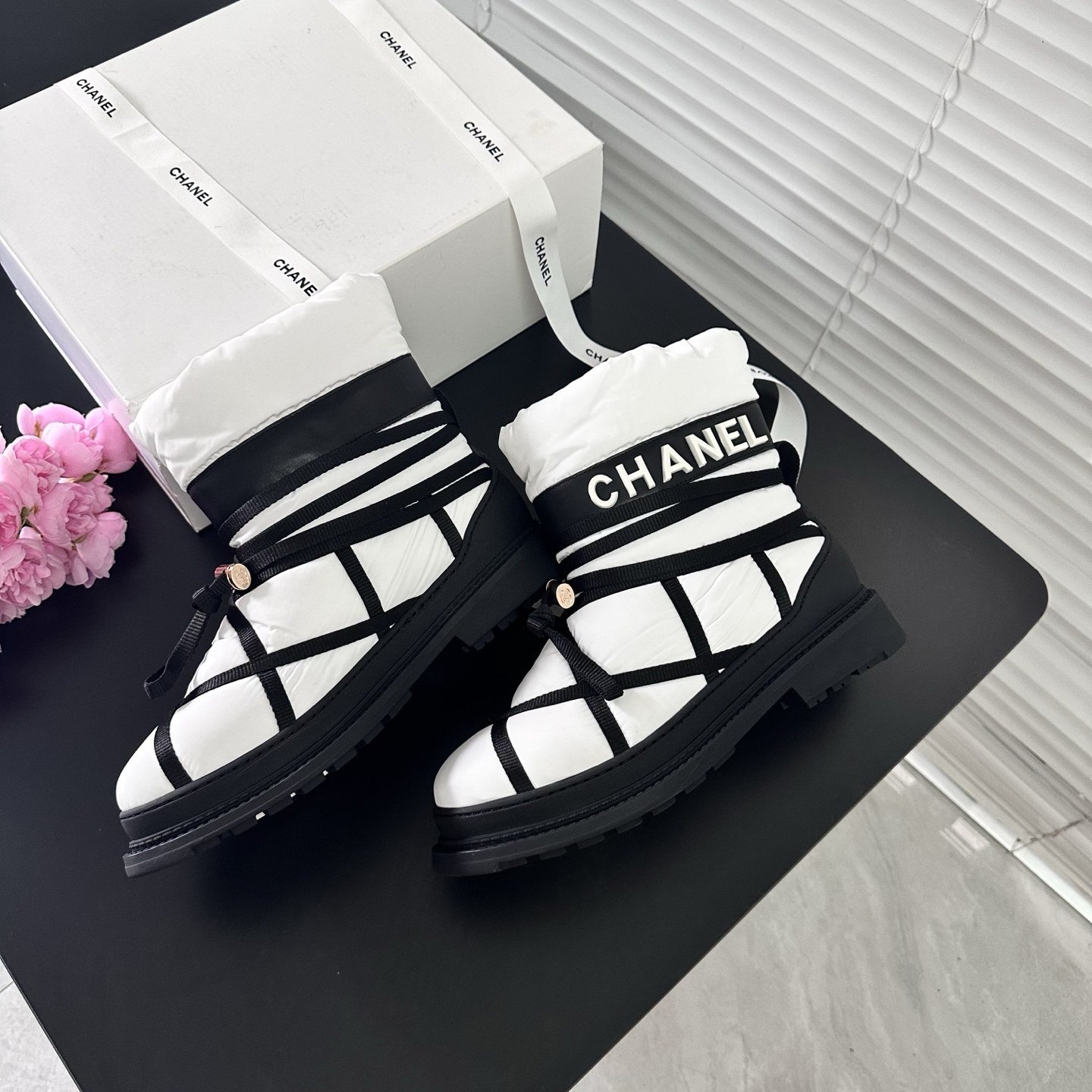 Chanel Bottes de Neige Matelassées à Sangles Blanc / Noir