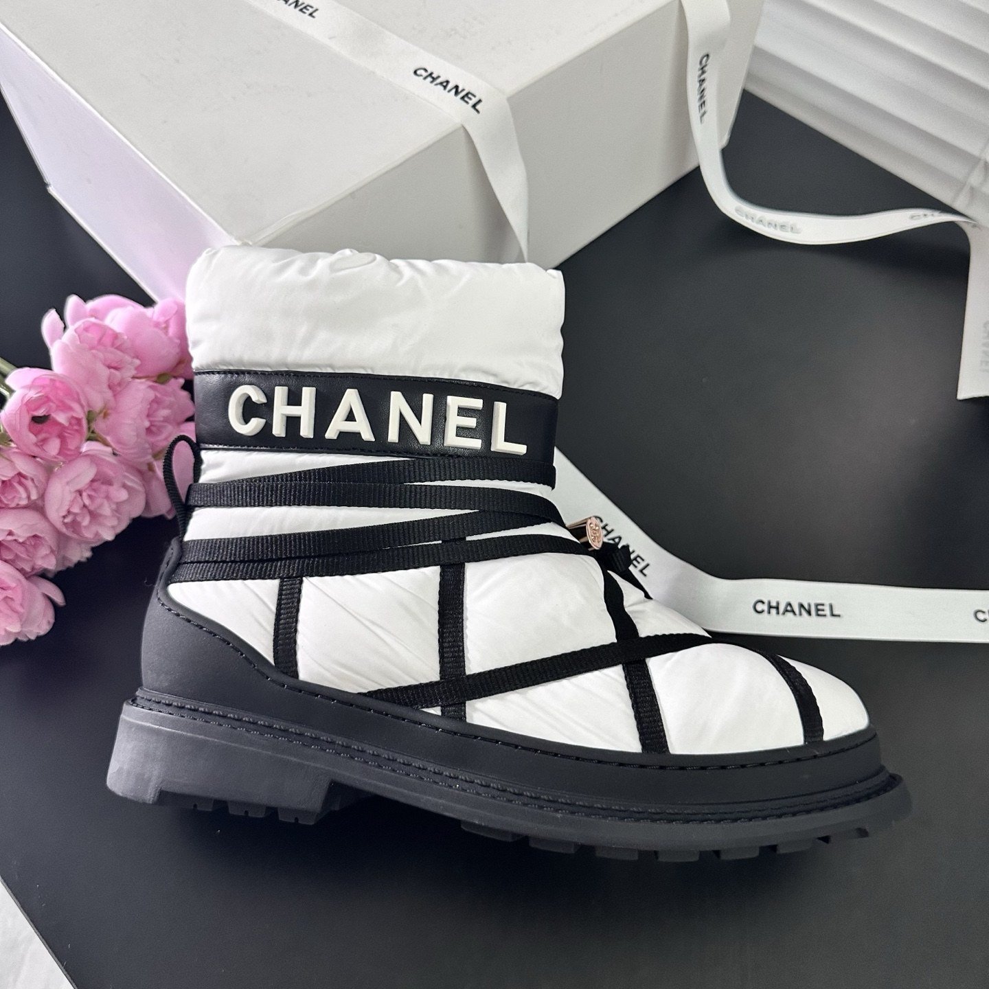 Chanel Bottes de Neige Matelassées à Sangles Blanc / Noir