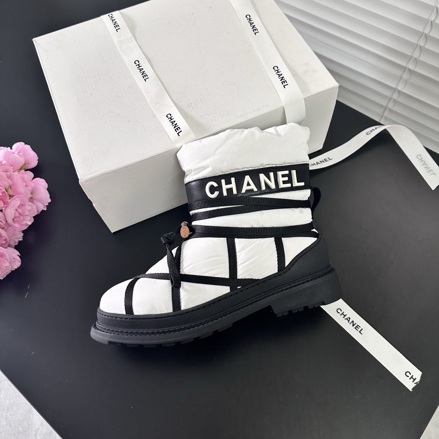 Chanel Bottes de Neige Matelassées à Sangles Blanc / Noir