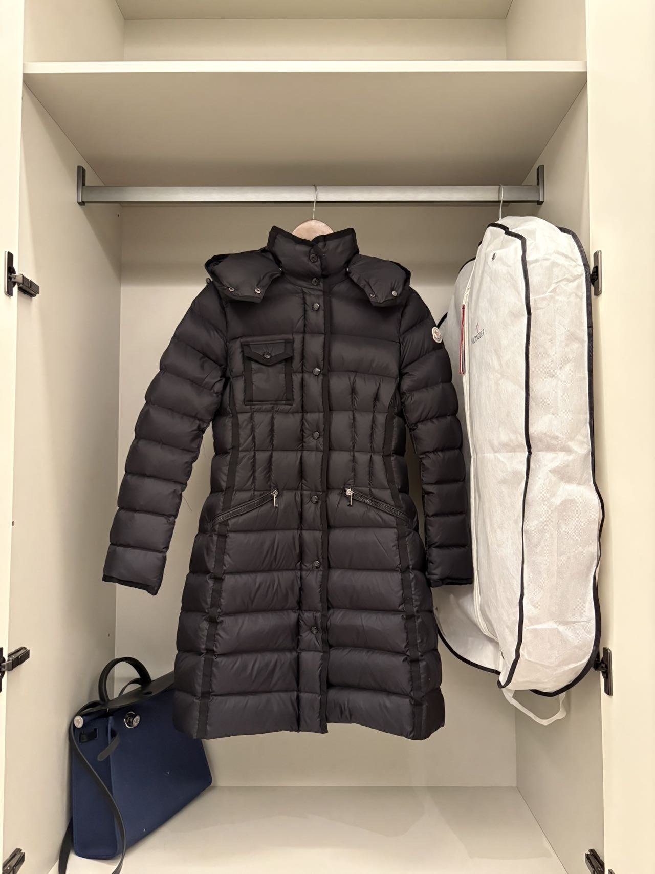 Moncler Doudoune Longue à Capuche Poche Poitrine Noir