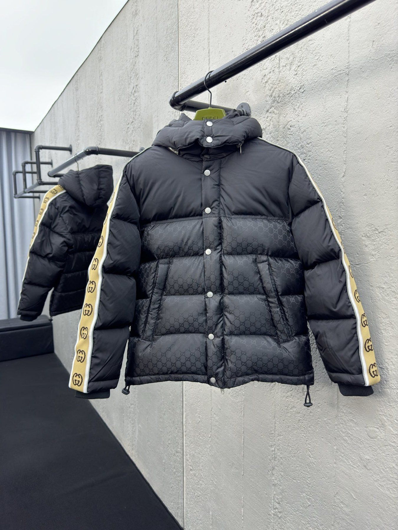 Gucci Doudoune à Capuche Bande Manches Noir