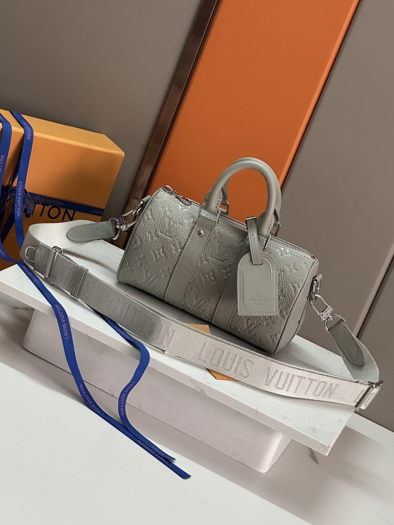 Louis Vuitton Keepall Bandoulière 25 Gris Perle Monogram Embossé