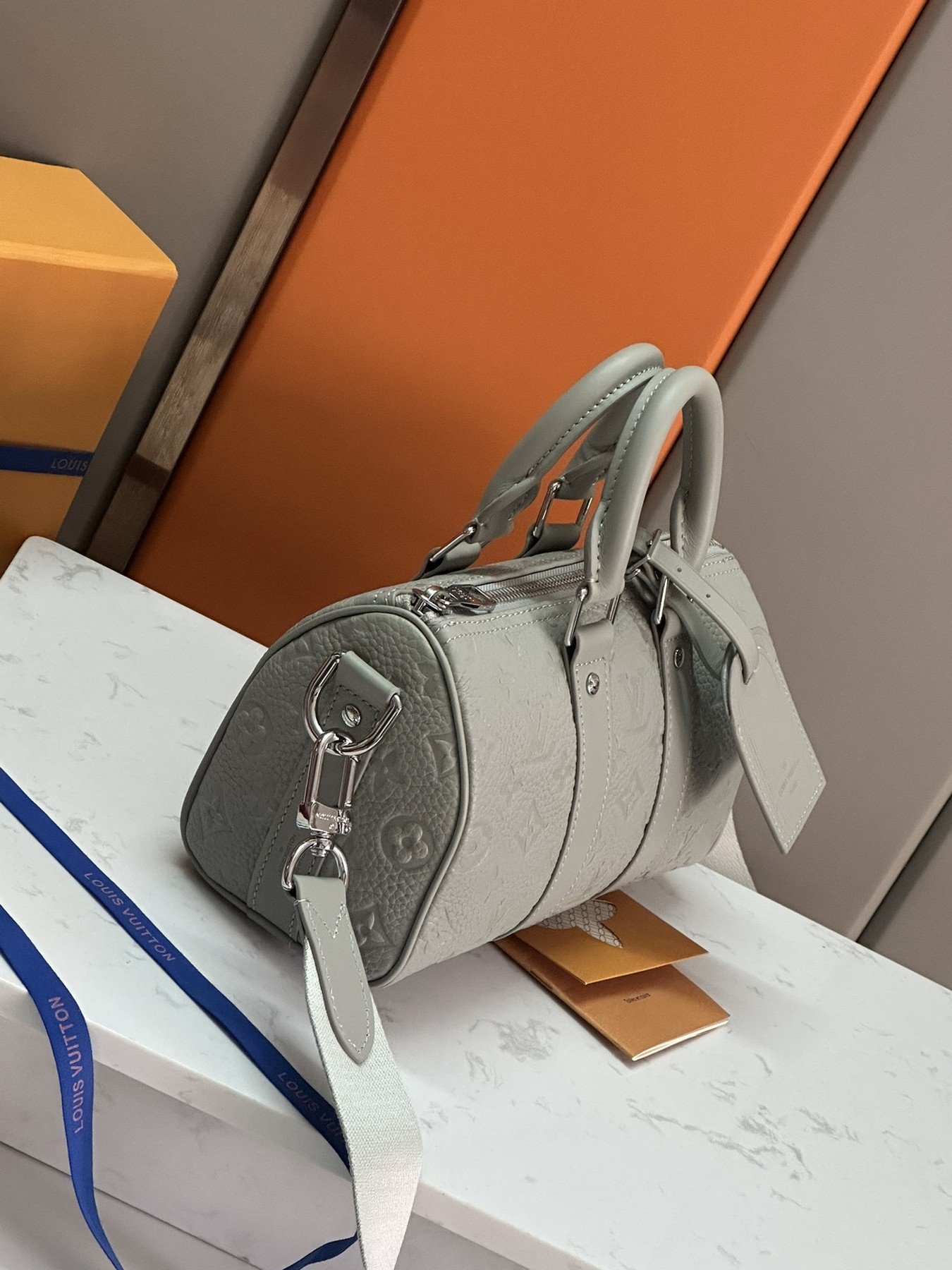 Louis Vuitton Keepall Bandoulière 25 Gris Perle Monogram Embossé – Image 2