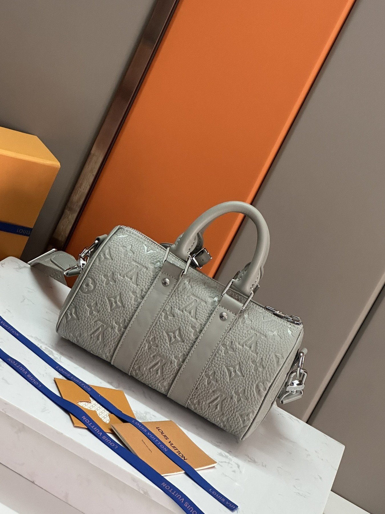 Louis Vuitton Keepall Bandoulière 25 Gris Perle Monogram Embossé – Image 3