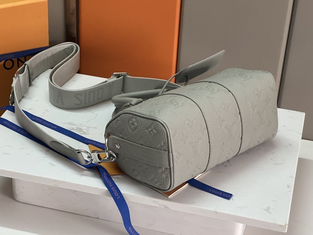 Louis Vuitton Keepall Bandoulière 25 Gris Perle Monogram Embossé – Image 4