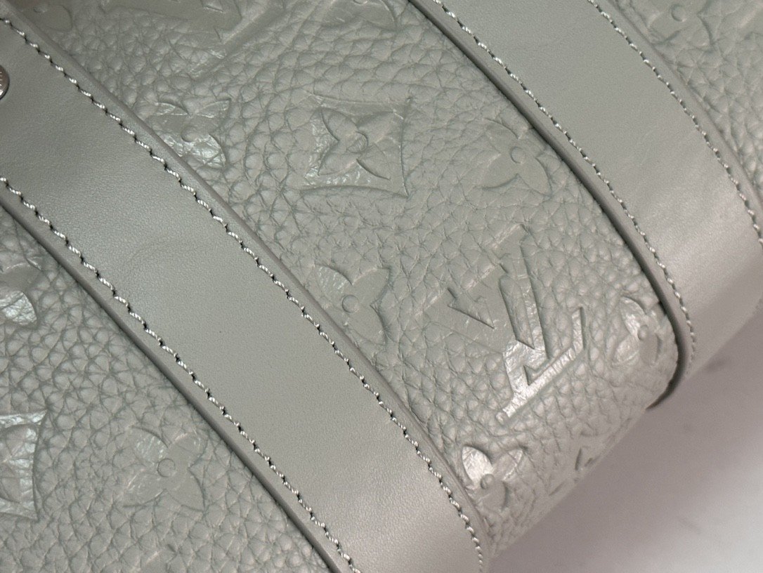 Louis Vuitton Keepall Bandoulière 25 Gris Perle Monogram Embossé – Image 5