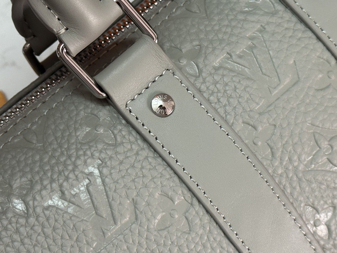 Louis Vuitton Keepall Bandoulière 25 Gris Perle Monogram Embossé – Image 6
