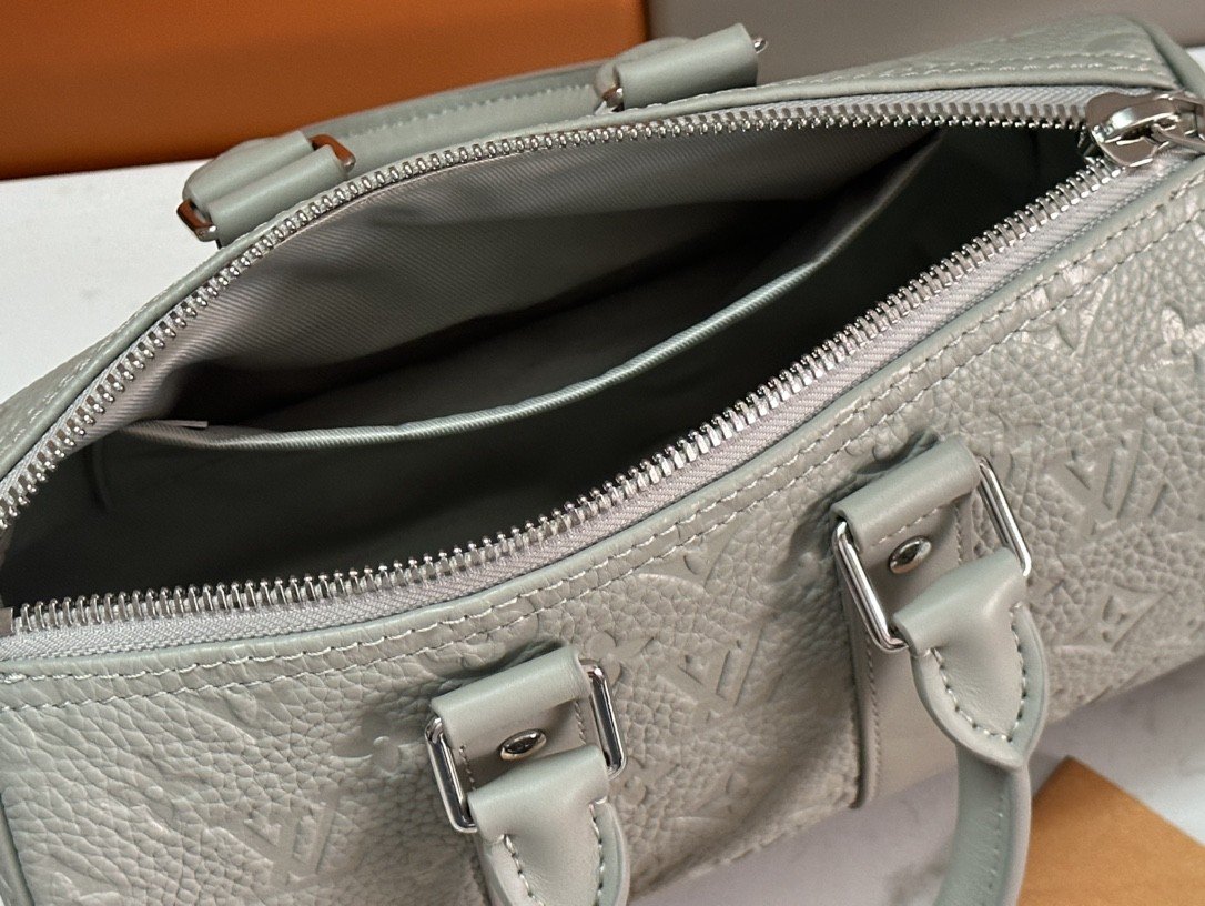 Louis Vuitton Keepall Bandoulière 25 Gris Perle Monogram Embossé – Image 8