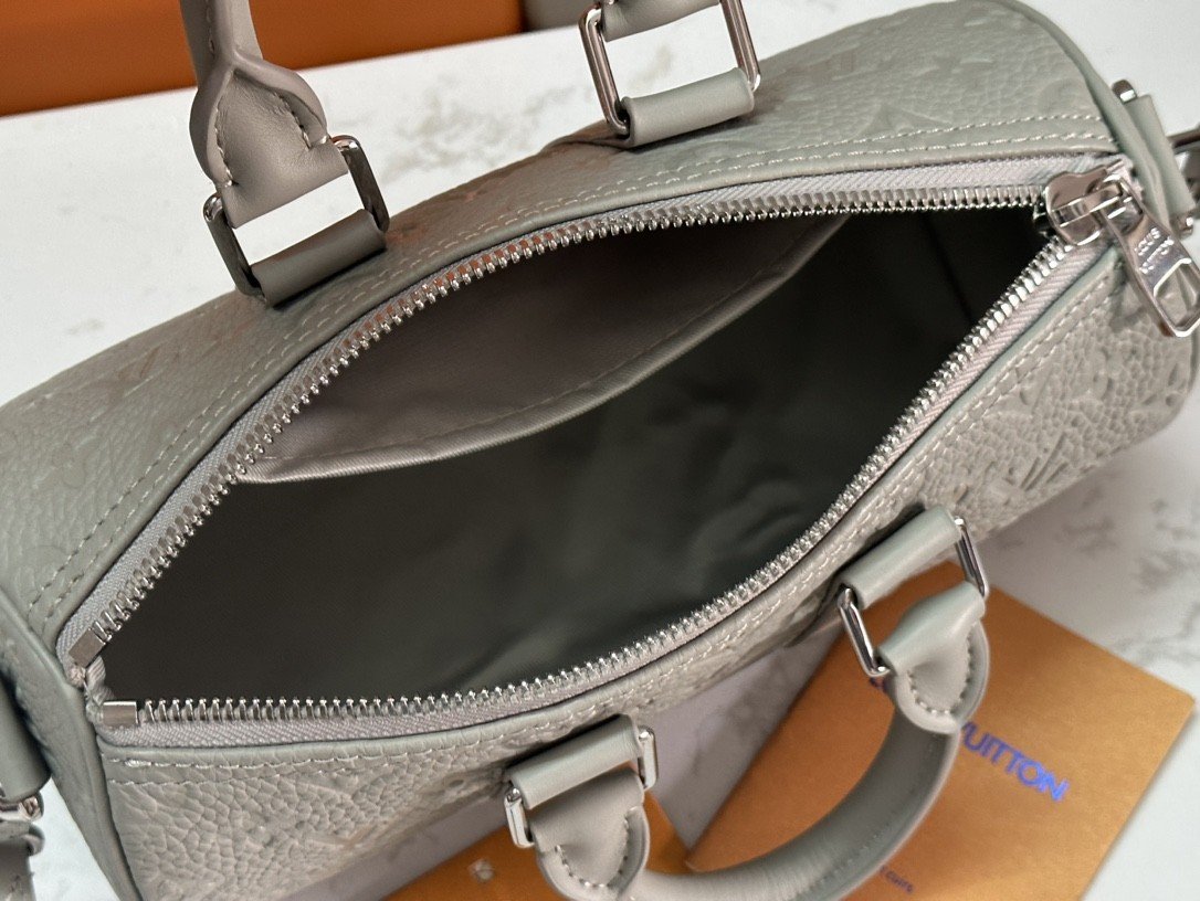 Louis Vuitton Keepall Bandoulière 25 Gris Perle Monogram Embossé – Image 9