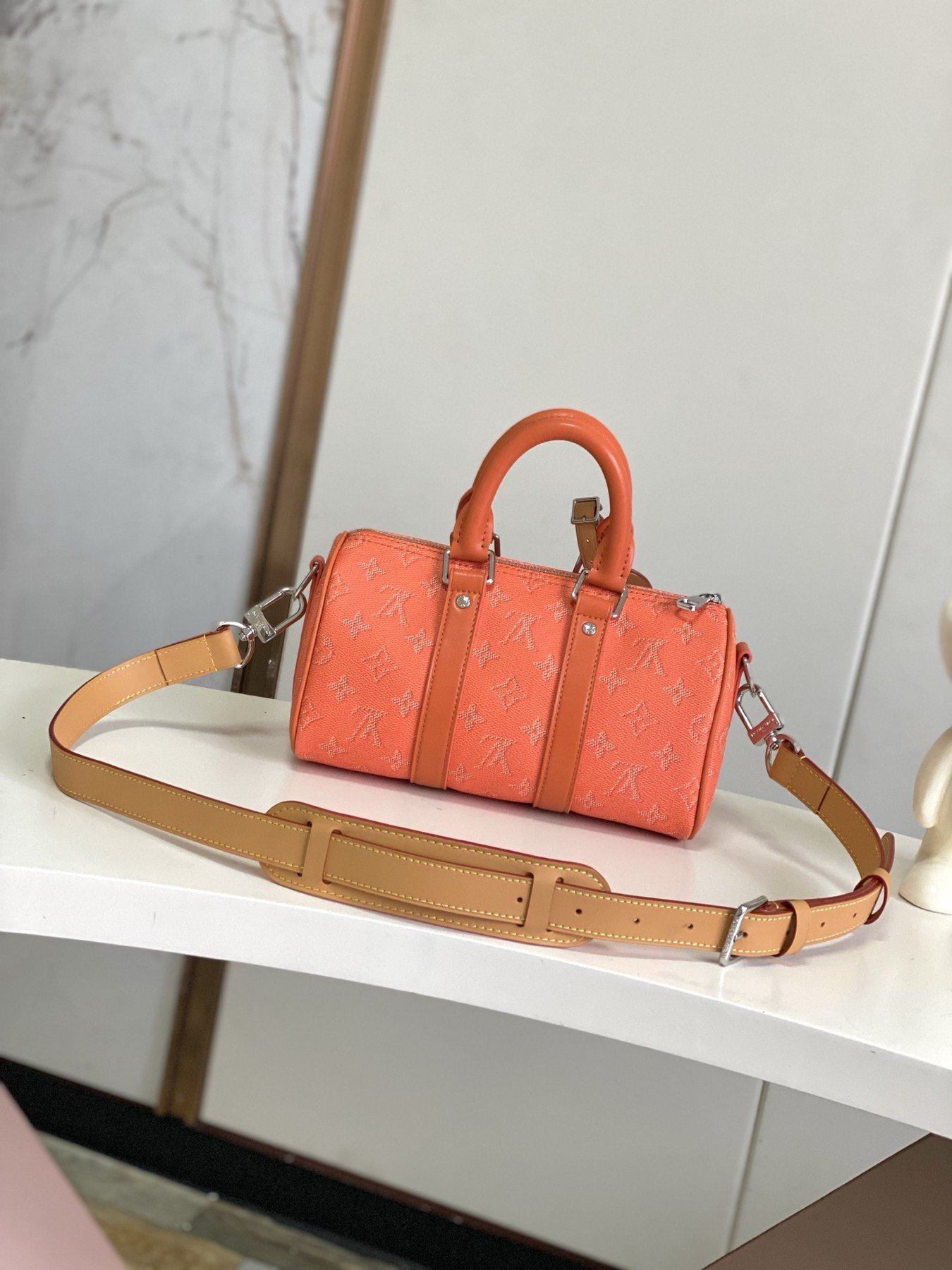 Louis Vuitton Keepall Bandoulière 25 Monogram Corail – Image 2