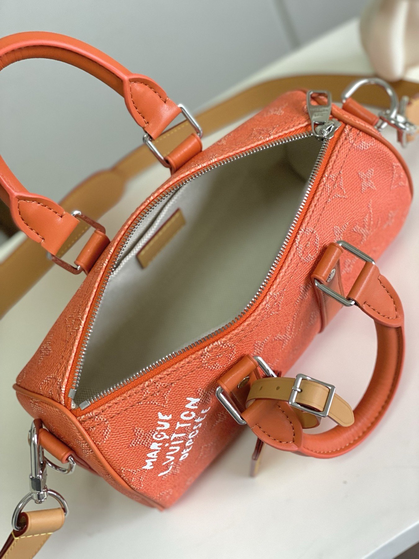 Louis Vuitton Keepall Bandoulière 25 Monogram Corail – Image 9