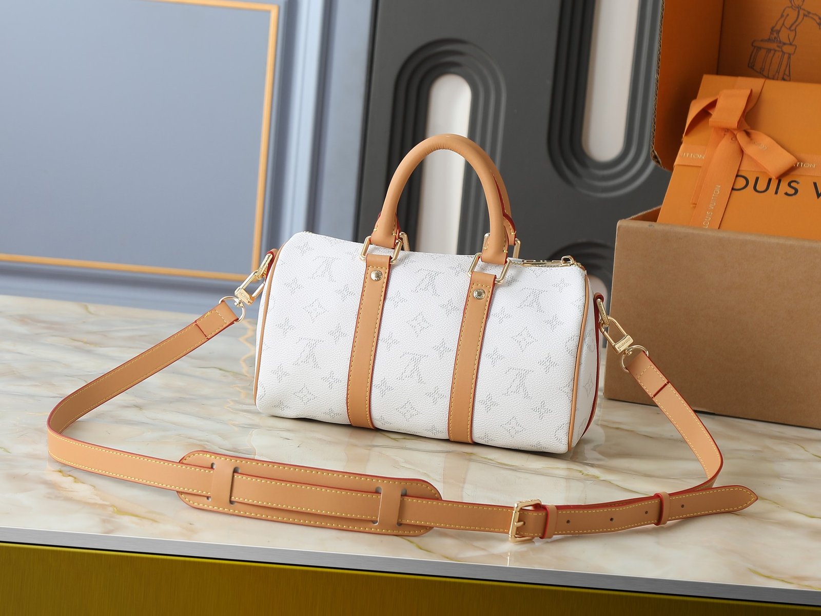 Louis Vuitton Keepall Bandoulière 35 Monogram Blanc Beige – Image 3