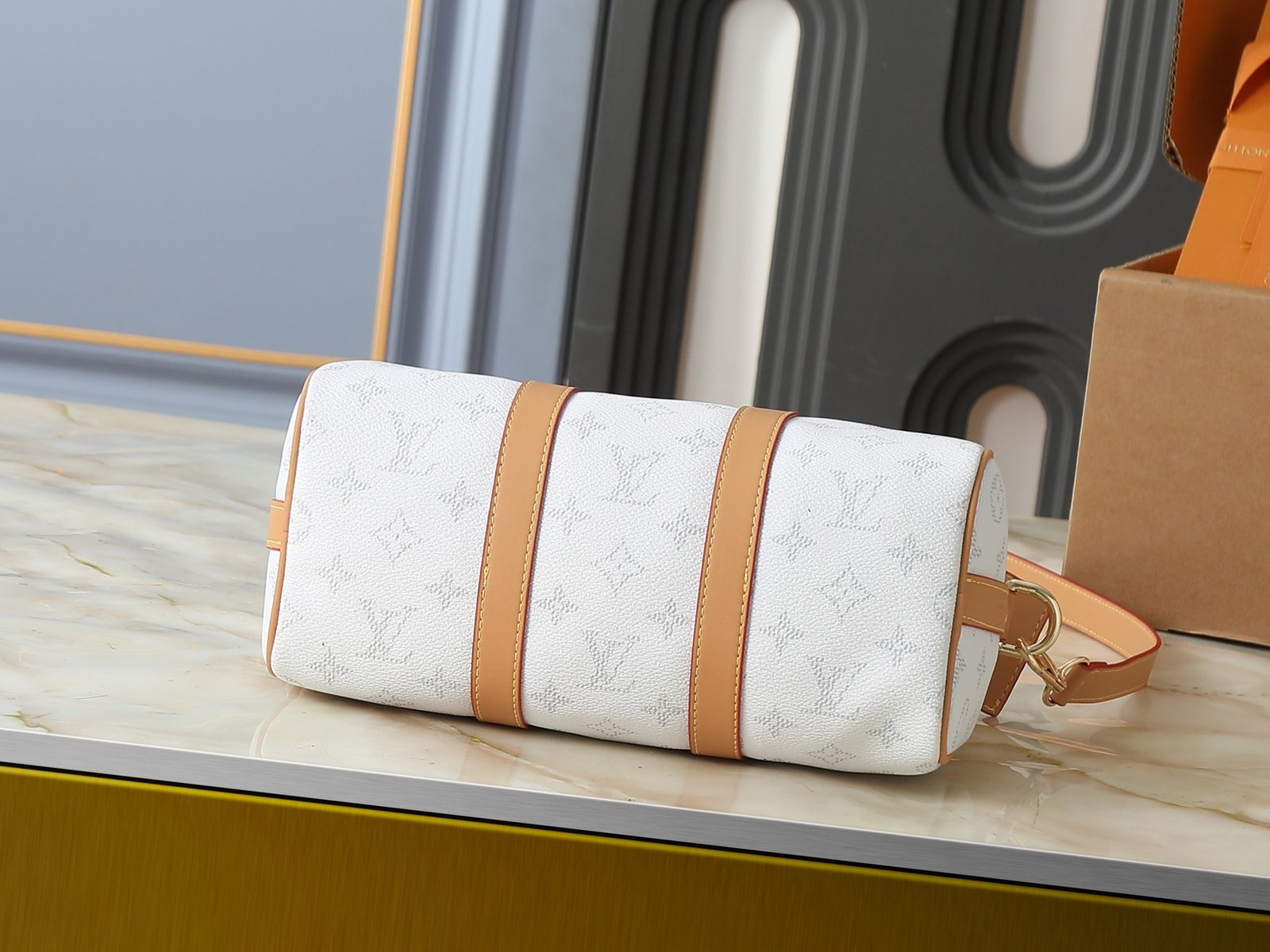Louis Vuitton Keepall Bandoulière 35 Monogram Blanc Beige – Image 4